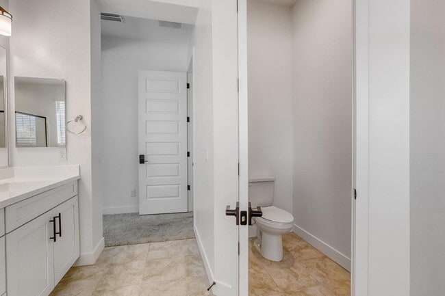 Building Photo - 8723 W Vista Ave