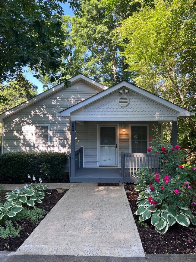 Building Photo - Lovely 3 bedroom/2 bathroom, Convenient Ro...