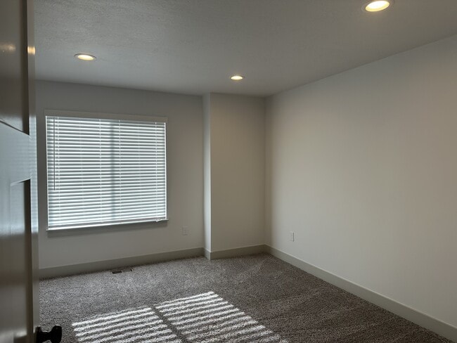 Building Photo - 848 250 N
