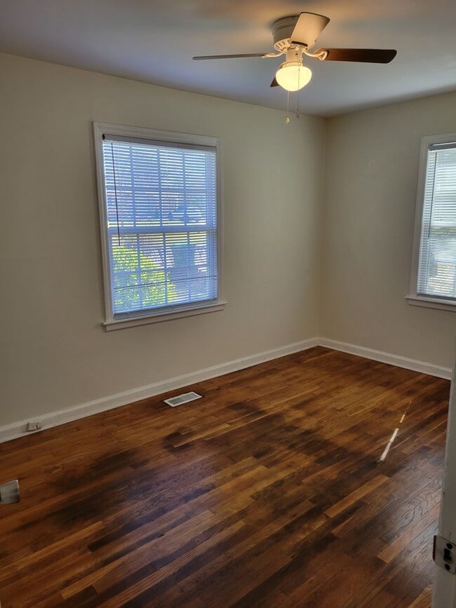 Building Photo - Charming 2br 1ba Home! Available Now!