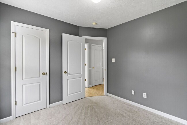 Building Photo - Purple Door Home in Raeford