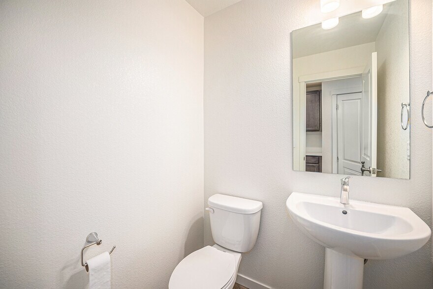 Building Photo - 9790 Clermont Ln