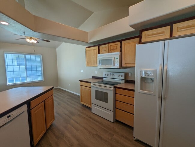 Building Photo - Park Like Setting