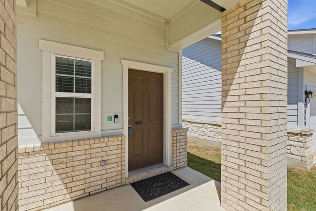 Building Photo - Modern 3BR Home with Main-Floor Primary!