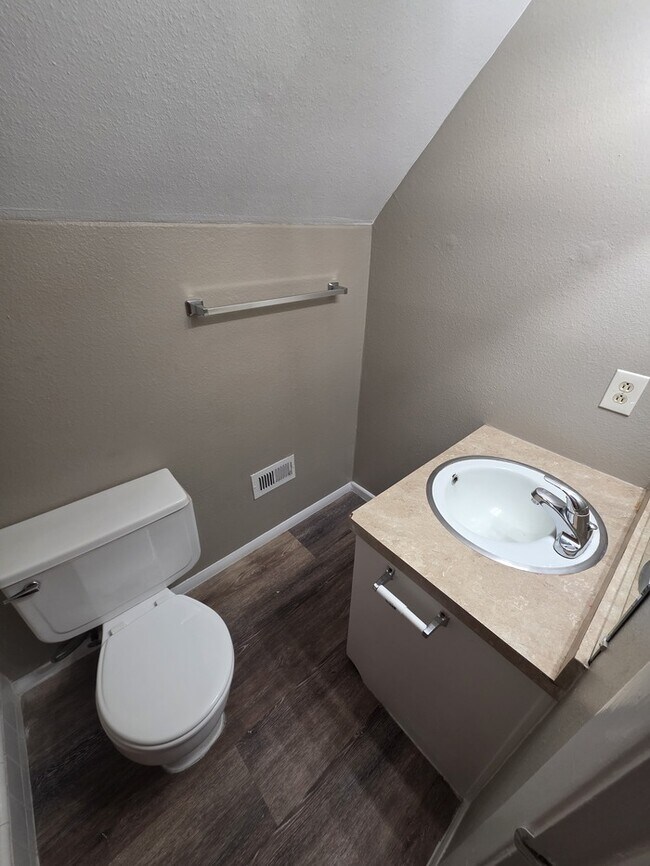 Building Photo - 2 story townhome, 3 bed 2 bath