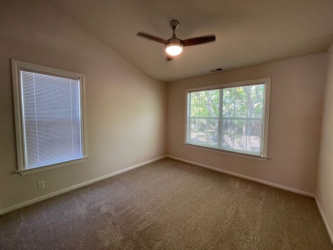 Building Photo - Exceptionally Spacious and Modernized 2x2 Townhouse w/Garage and Washer/Dryer Hookups!