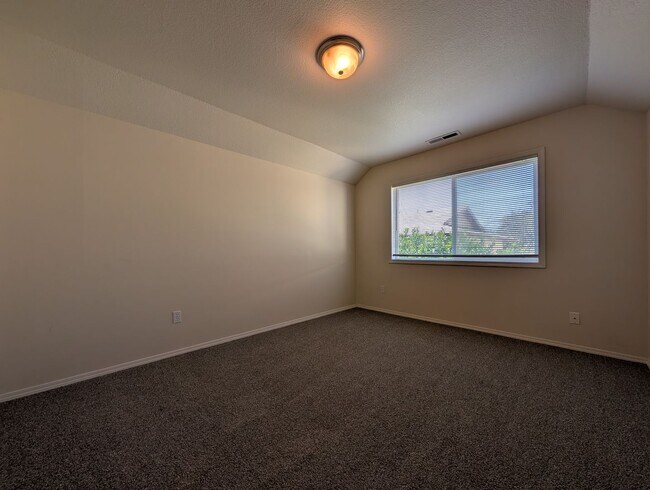 Building Photo - 686 Oakdale Ave