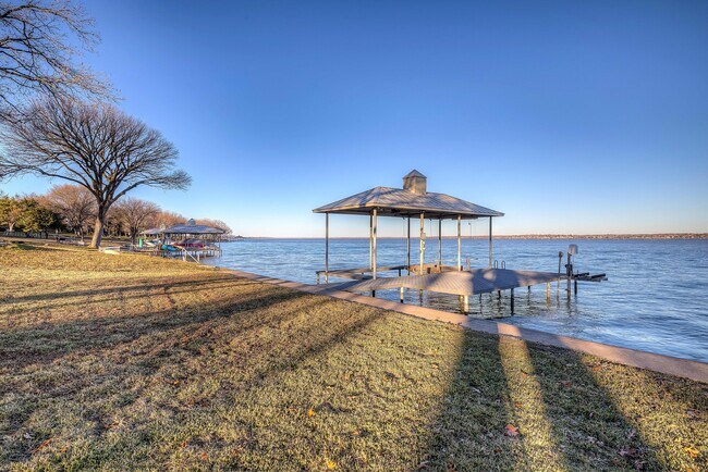 Building Photo - 8402 Columbia Dr