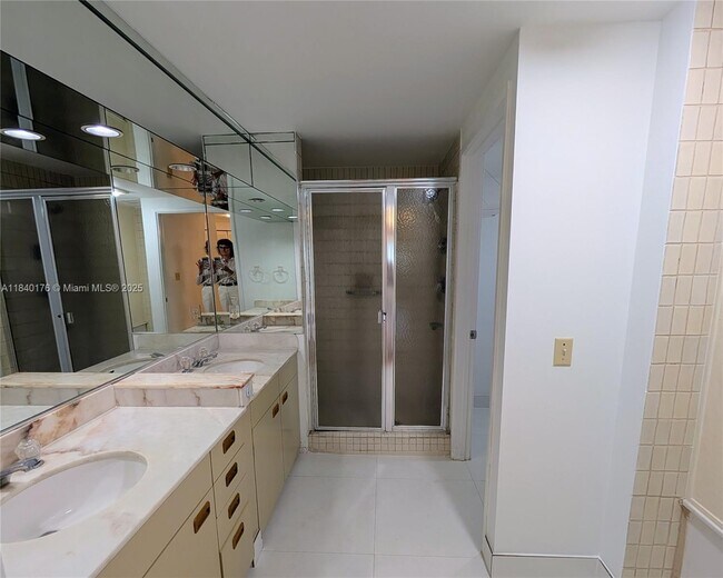 Building Photo - 181 Crandon Blvd