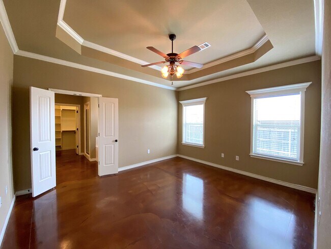 Building Photo - 4  Bedroom Single Famly Home Available Now!