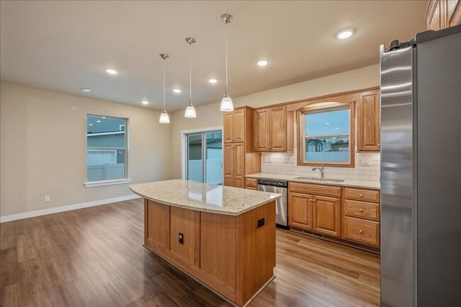 Building Photo - Modern, spacious, and move-in ready—this is the rental you’ve been waiting for!