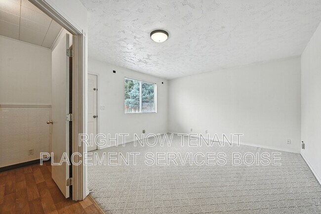 Building Photo - 5827 Orchid Wy S