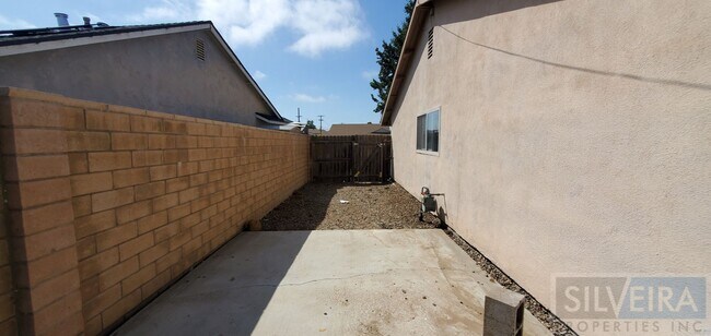 Building Photo - A Comfortable Home awaits the right Tenant!