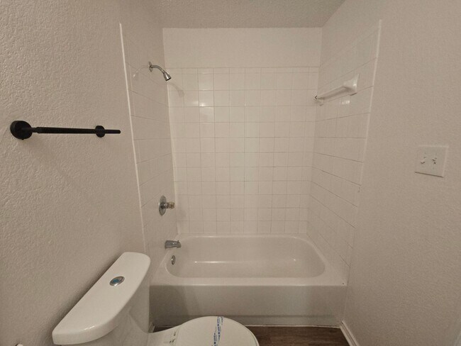 Building Photo - Move in Special!