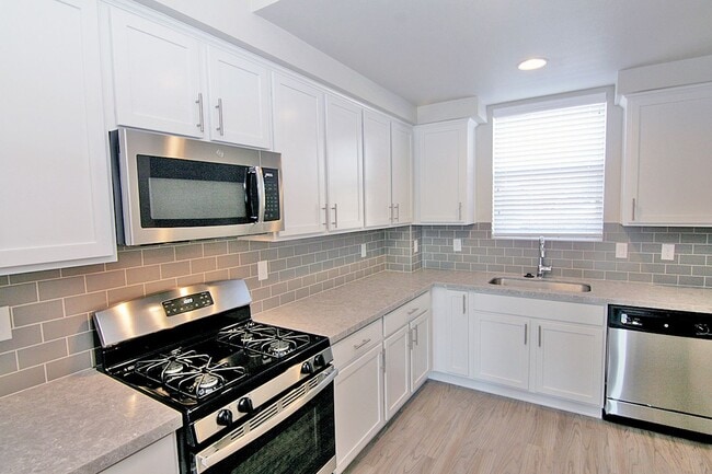 Building Photo - Clean, modern, move-in ready townhouse!