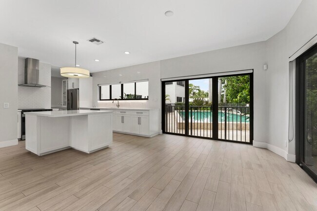 Building Photo - 1121 Bel Air Dr