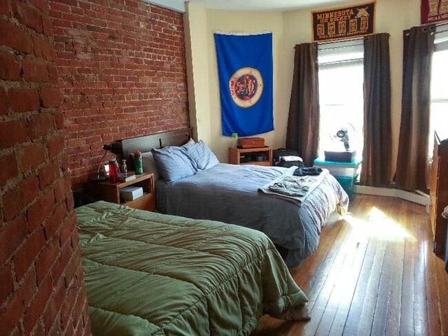 Building Photo - Awesome value four bedroom in Brookline