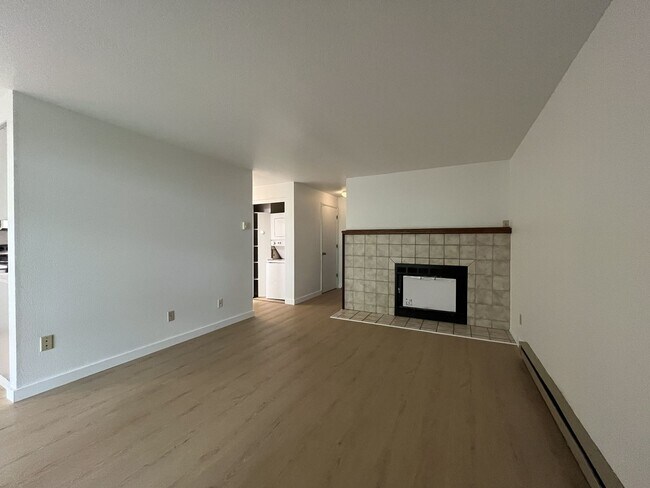 Building Photo - Beautiful Upper-Level Condo in the Heart of Multnomah Village with Private Covered Balcony and In...