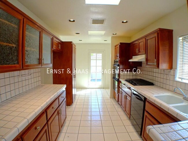 Building Photo - Wonderful 3 Bedroom with Complete Solar Sy...