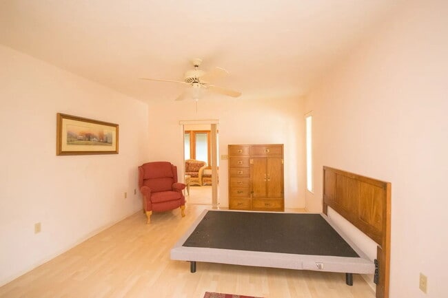 Building Photo - 423 Whispering Oaks Ct