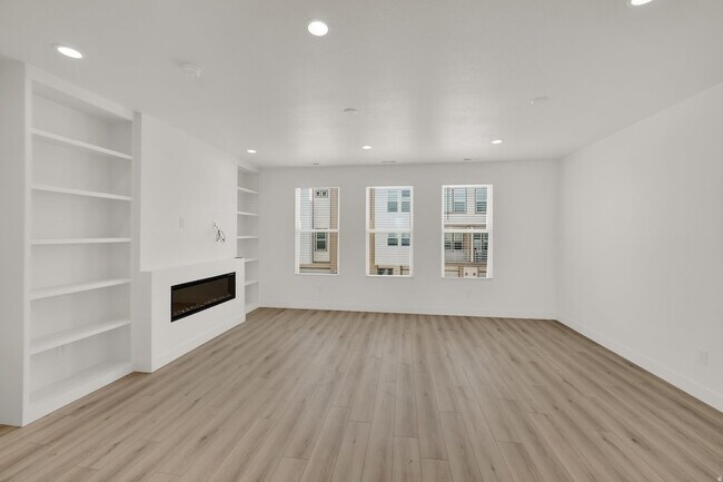 Building Photo - 570 570 N