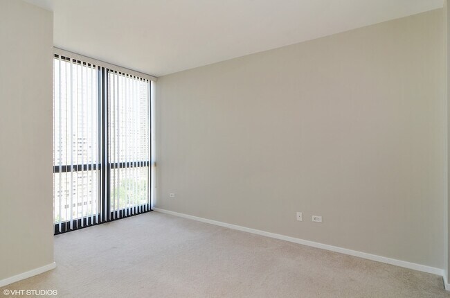 Building Photo - 210 S Desplaines St
