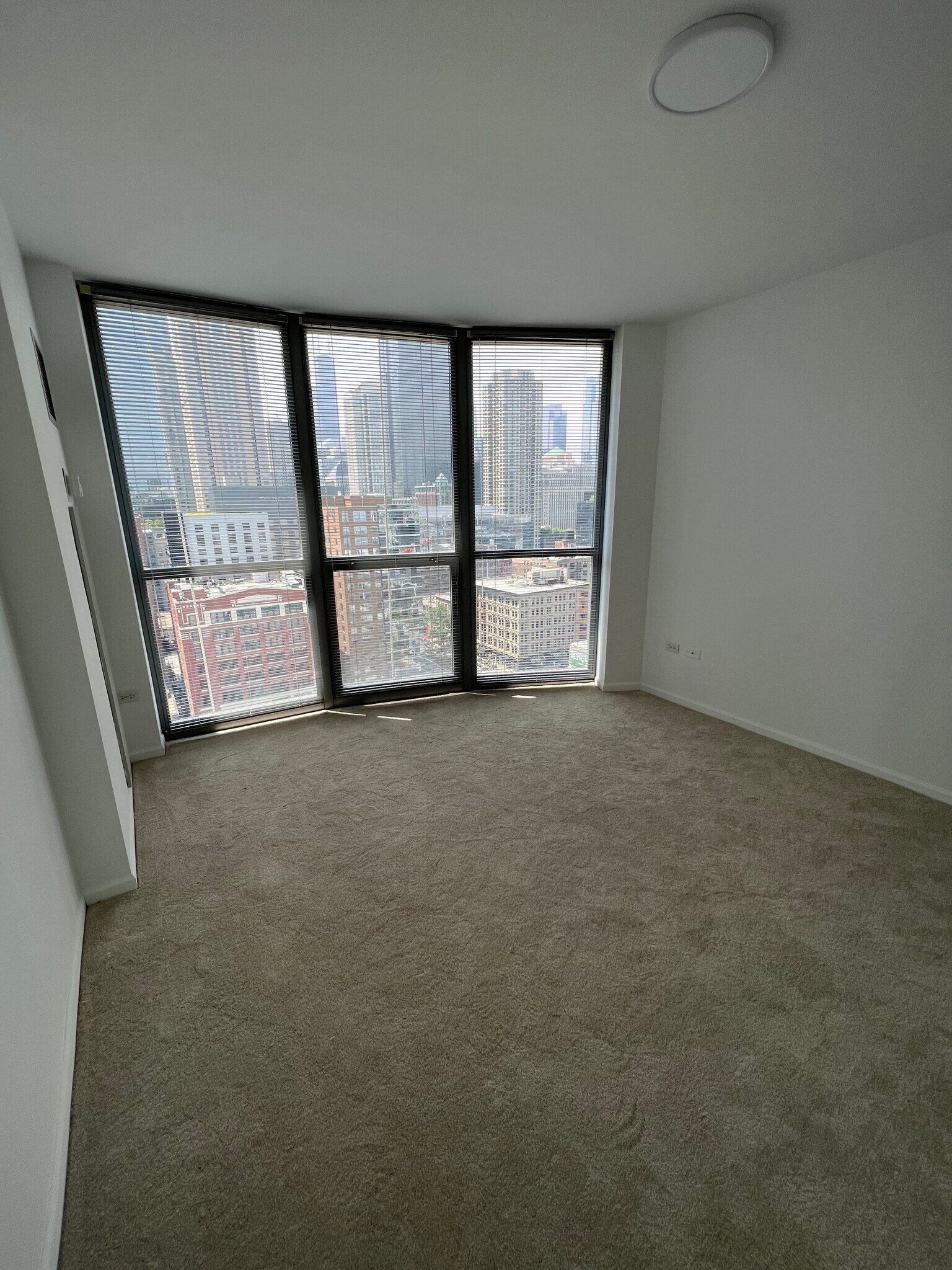 Bedroom & Bay Window 1 - 600 N Dearborn St