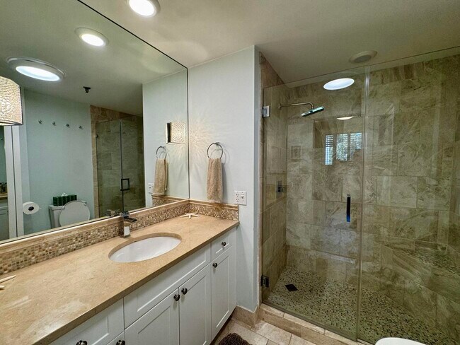 Building Photo - 11370 12 Oaks Way