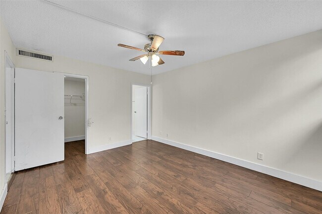 Building Photo - 8415 Forest Hills Dr