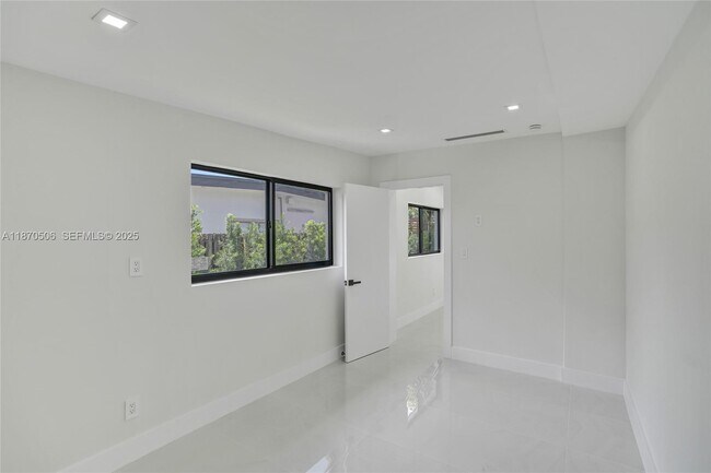 Building Photo - 1931 NE 186th Dr