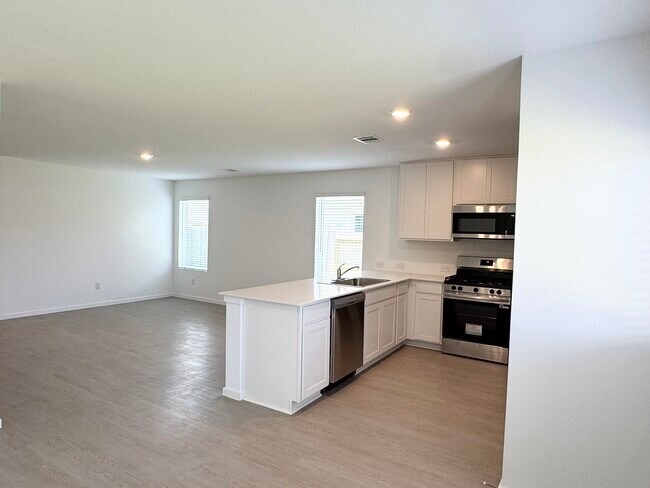 Building Photo - 31516 Pianella Ln