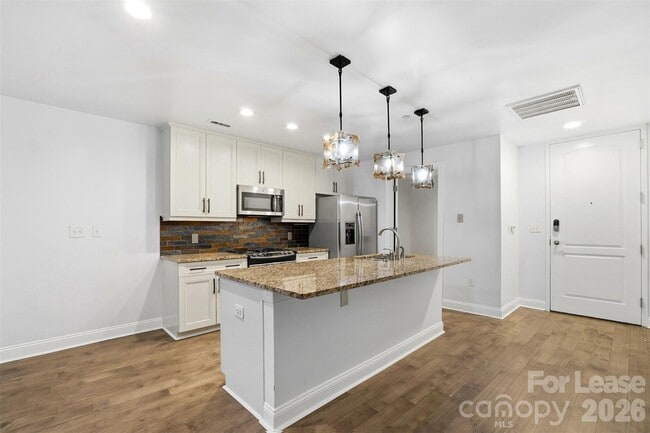 Building Photo - 701 Royal Ct