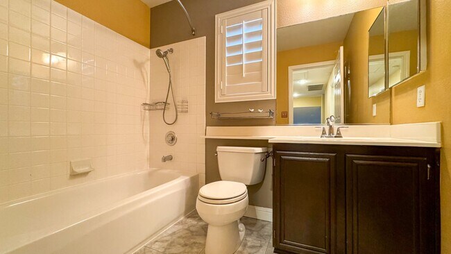 Building Photo - Freshly Updated 3BD Home, Island Kitchen &...