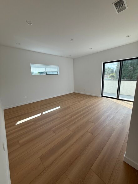 Building Photo - 9213 White Oak Ave