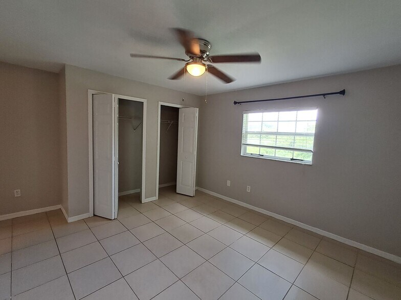 Building Photo - 3/2 Duplex in Lehigh HALF OFF THE FIRST MONTH!!!!