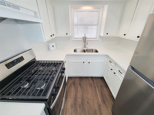 Building Photo - 6439 Oaknut Dr