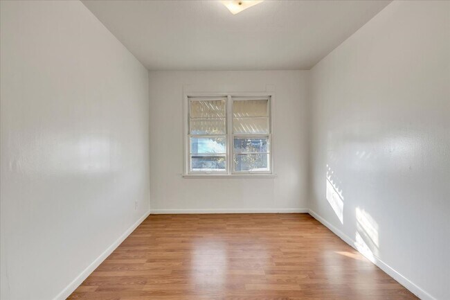 Building Photo - 4504 Drexel Ave