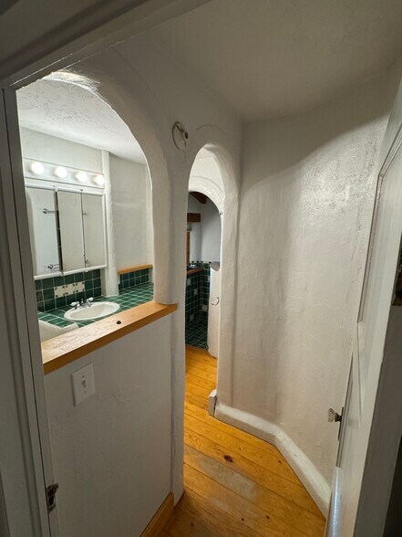 Main bath - 1706 W Alameda St