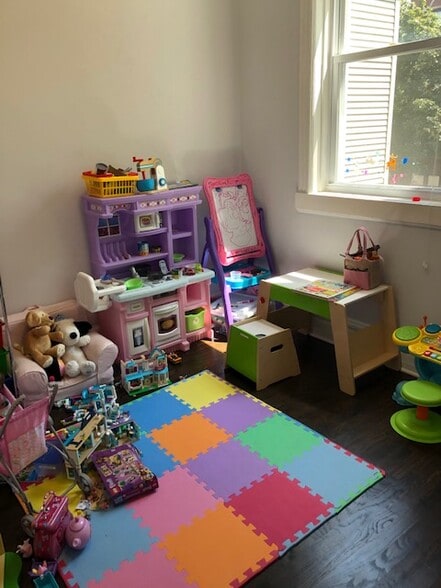 Bedroom - 3320 N Lakewood Ave