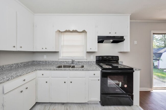 Building Photo - Comfort & Convenience in Northport – 4BR H...
