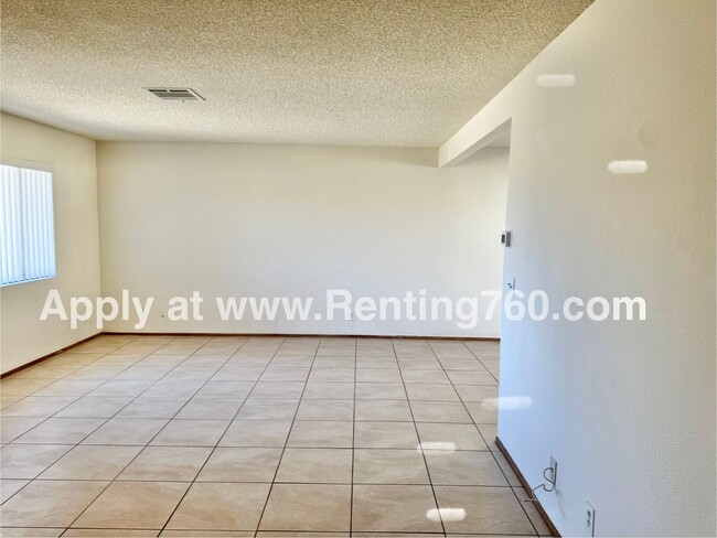 Building Photo - Beautiful and Spacious 3 Bedroom 2 Bathroo...