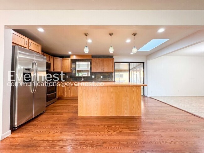Building Photo - 4-Bed/2-Bath House Charming Home with Fenced Yard/ Available Now!