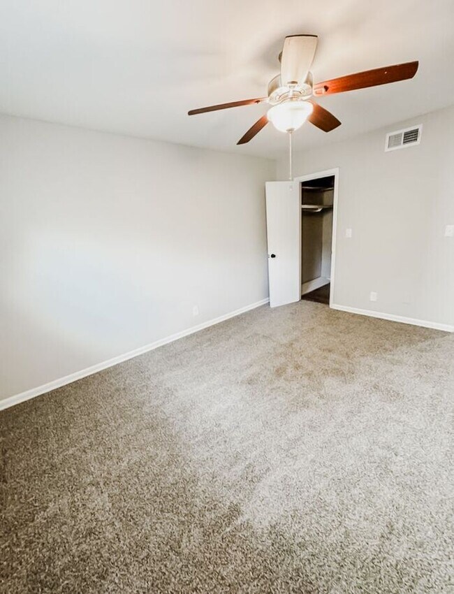 Building Photo - Premium 2 Bedroom Living in the Heart of Northlake