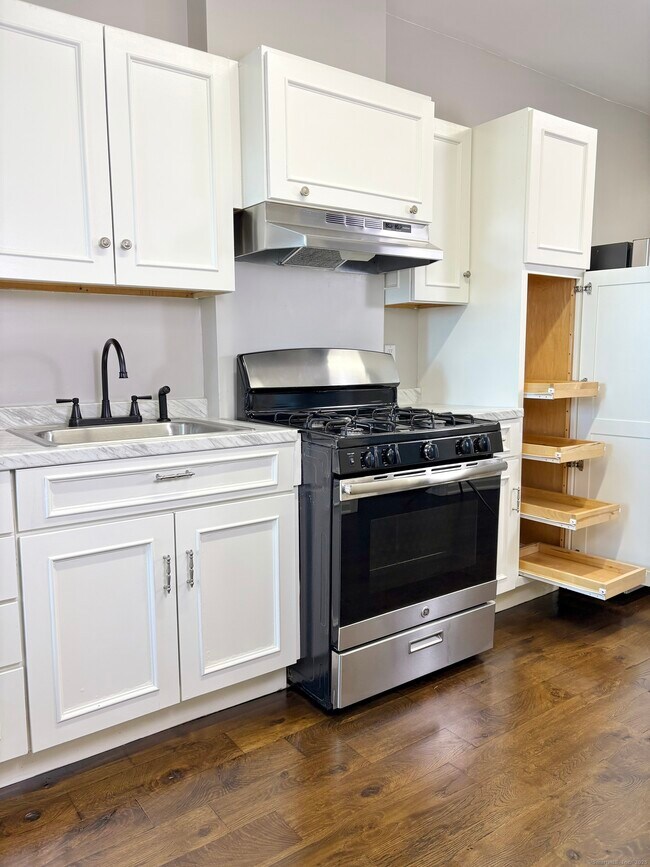 Building Photo - 126 Burroughs St