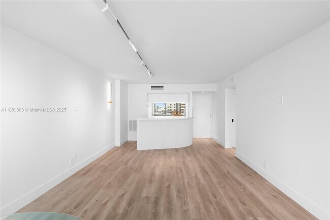 Building Photo - 2655 Collins Ave