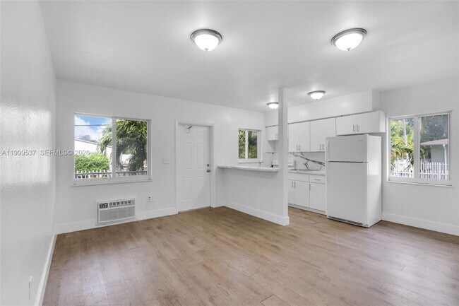 Building Photo - 5549 NE Miami Ct