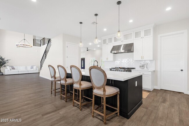 Building Photo - 856 W Quail Cir