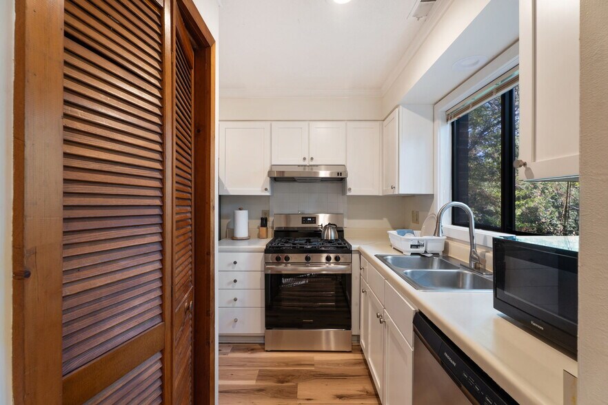 Building Photo - 609 Hillsborough St