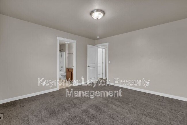 Building Photo - 2415 Wellington Dr