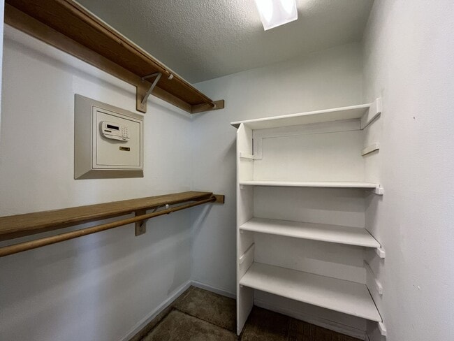 Building Photo - Beautiful Single-Level 3 Bedroom Home with Modern Kitchen and Open Floor Plan